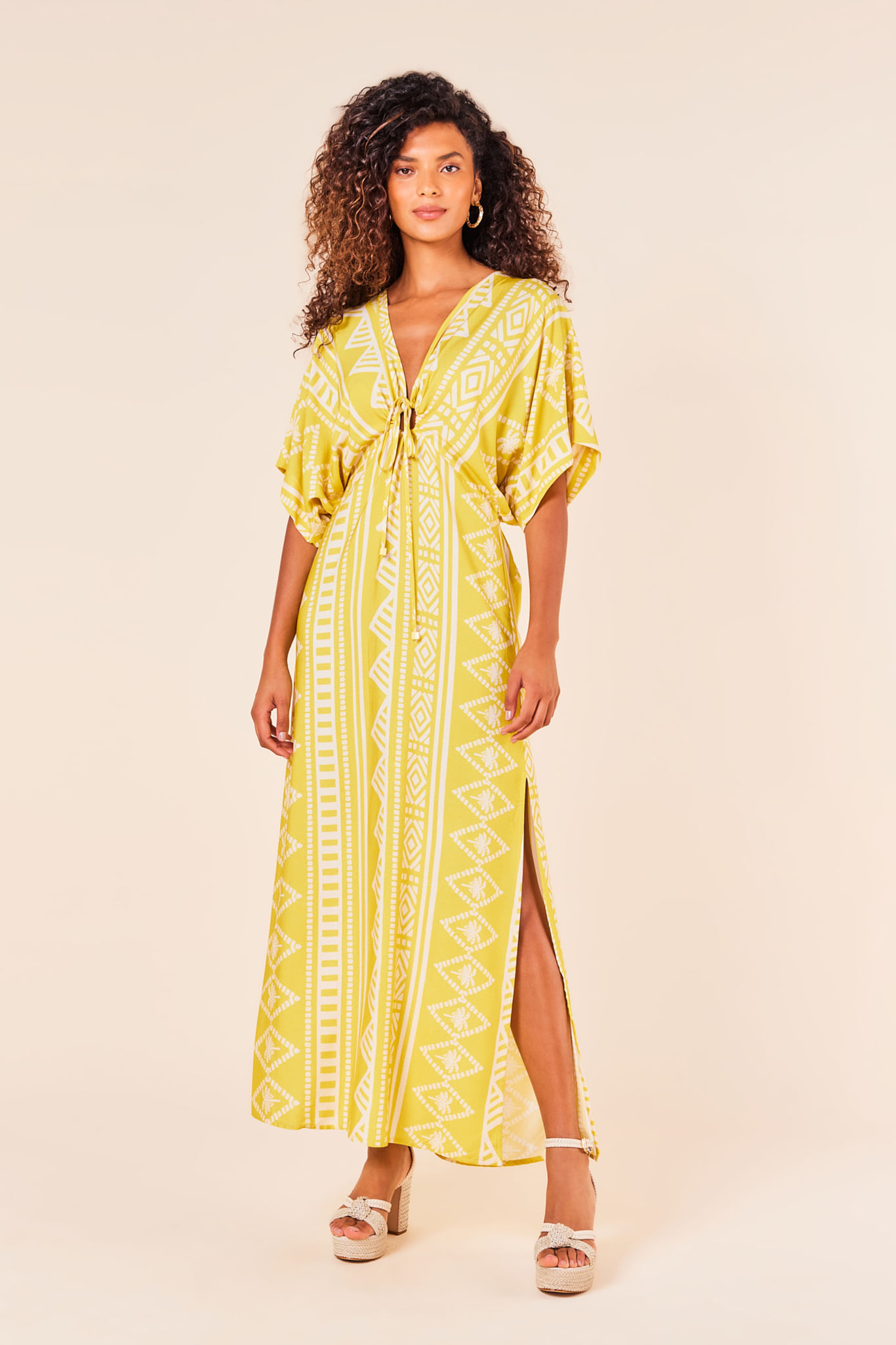 Vestido com Fenda Lateral e Manga Longa Estampa Arte Latina Gold P - EST ARTE LATINA GOLD - 246346