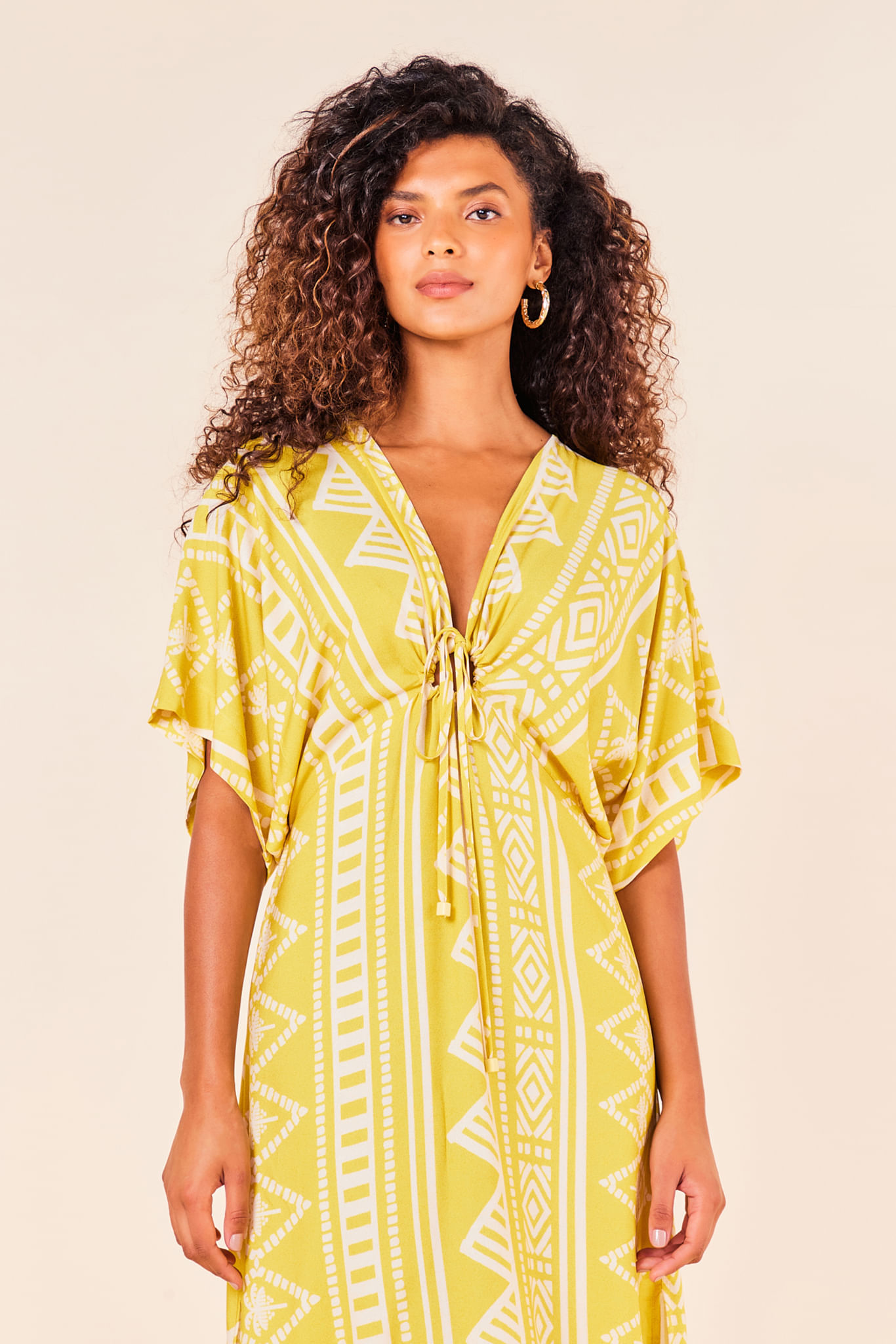 Vestido com Fenda Lateral e Manga Longa Estampa Arte Latina Gold P - EST ARTE LATINA GOLD - 246351