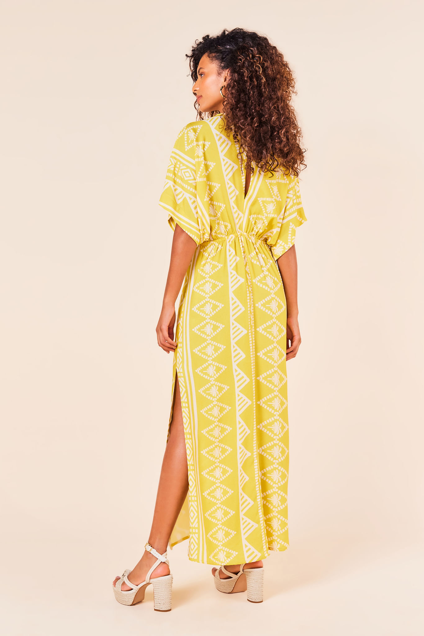 Vestido com Fenda Lateral e Manga Longa Estampa Arte Latina Gold P - EST ARTE LATINA GOLD - 246356