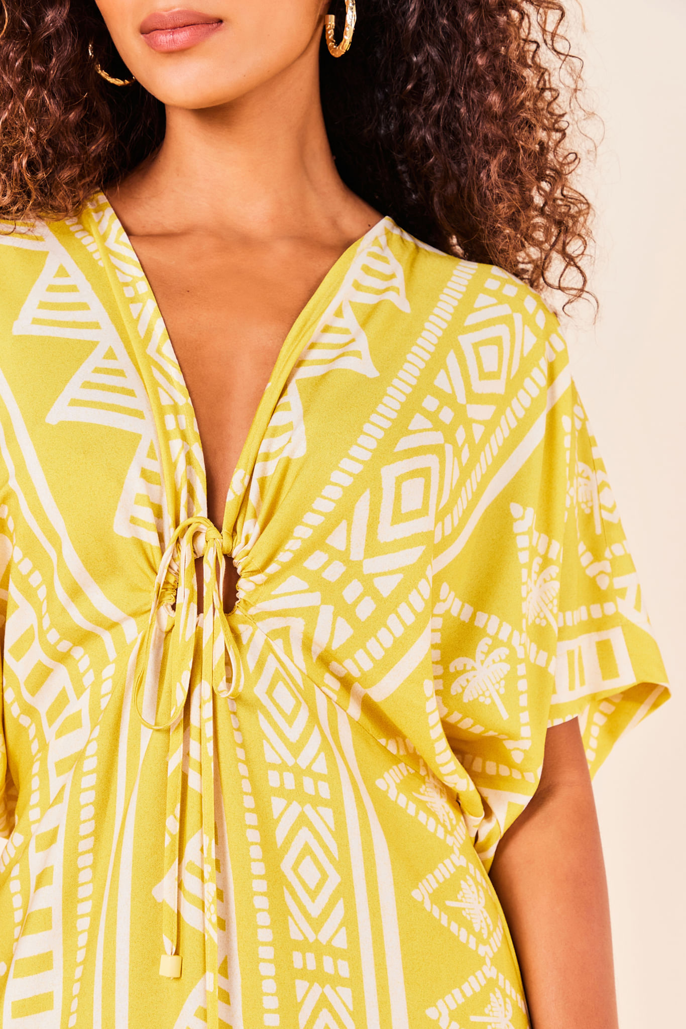 Vestido com Fenda Lateral e Manga Longa Estampa Arte Latina Gold P - EST ARTE LATINA GOLD - 246361