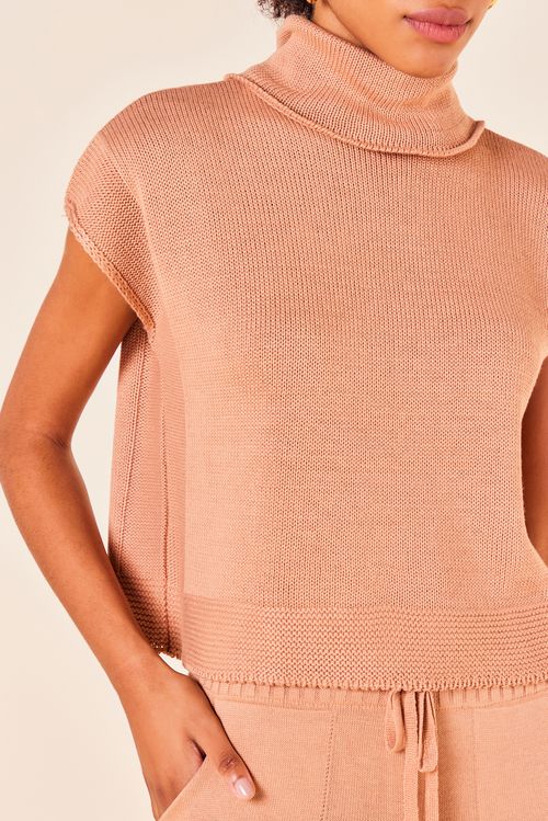 BLUSA TRICOT COM GOLA ALTA -CARAMELO