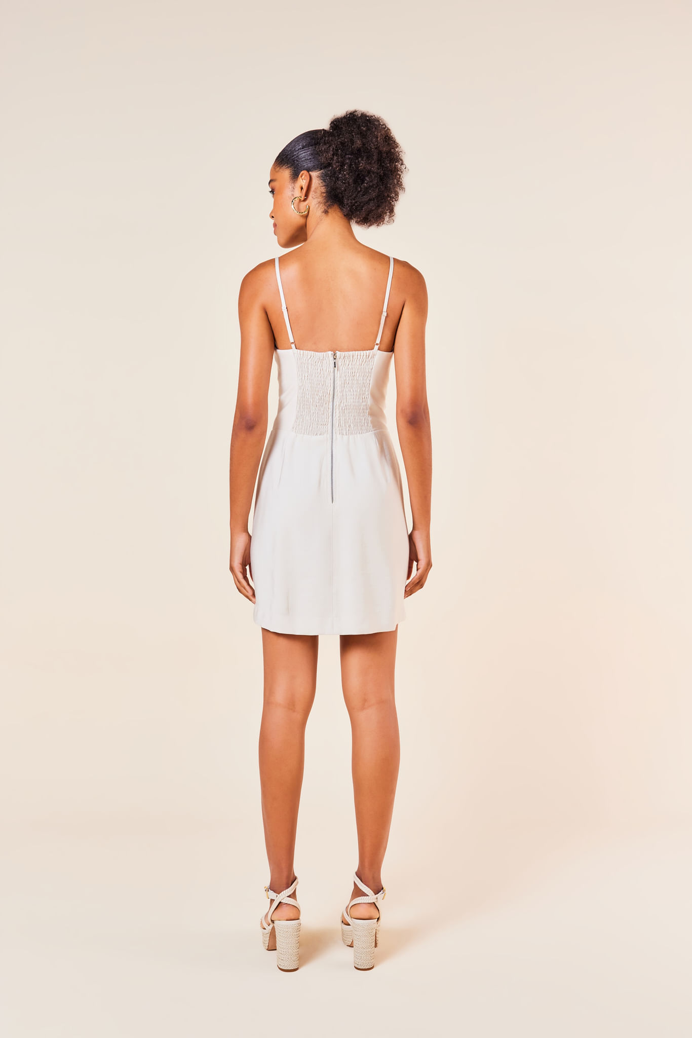 VESTIDO CURTO COM RECORTES -PEROLA M - PEROLA - 252646