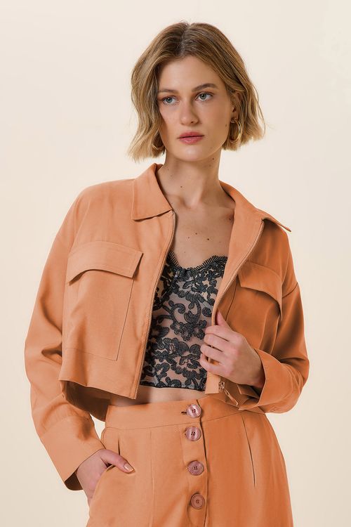 JAQUETA CROPPED ALFAIATARIA CAMEL