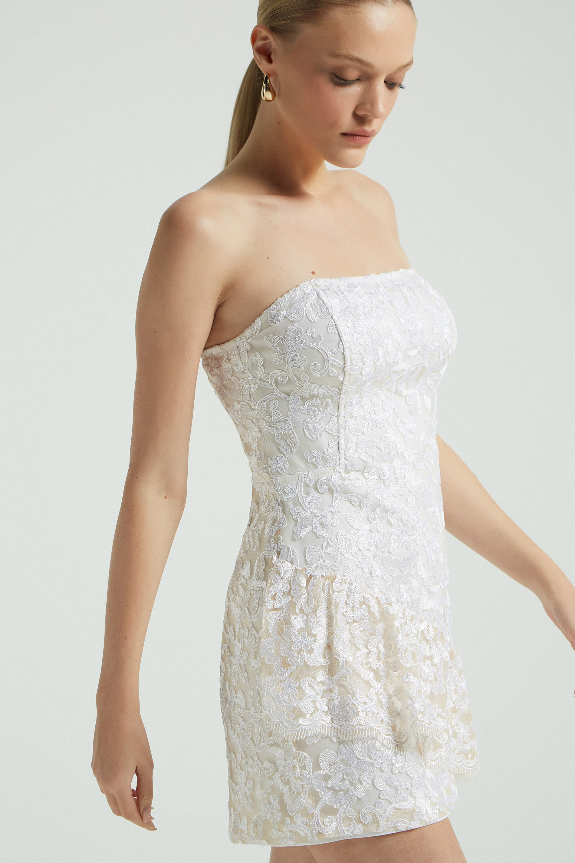 VESTIDO CURTO RENDA C/ BABADO-OFF WHITE P - OFF WHITE - 274079