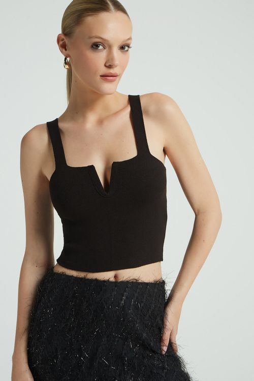 TOP TRICOT DETALHE DECOTE V PRETO