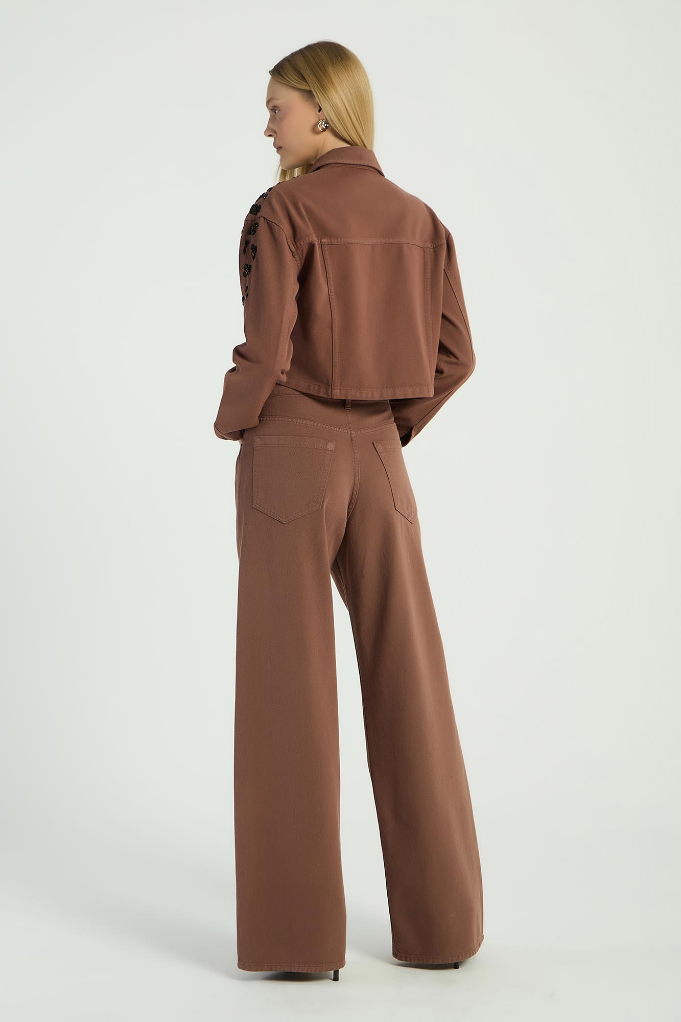 CALÇA PANTALONA EM SARJA - MARROM 44 - MARROM - 281217