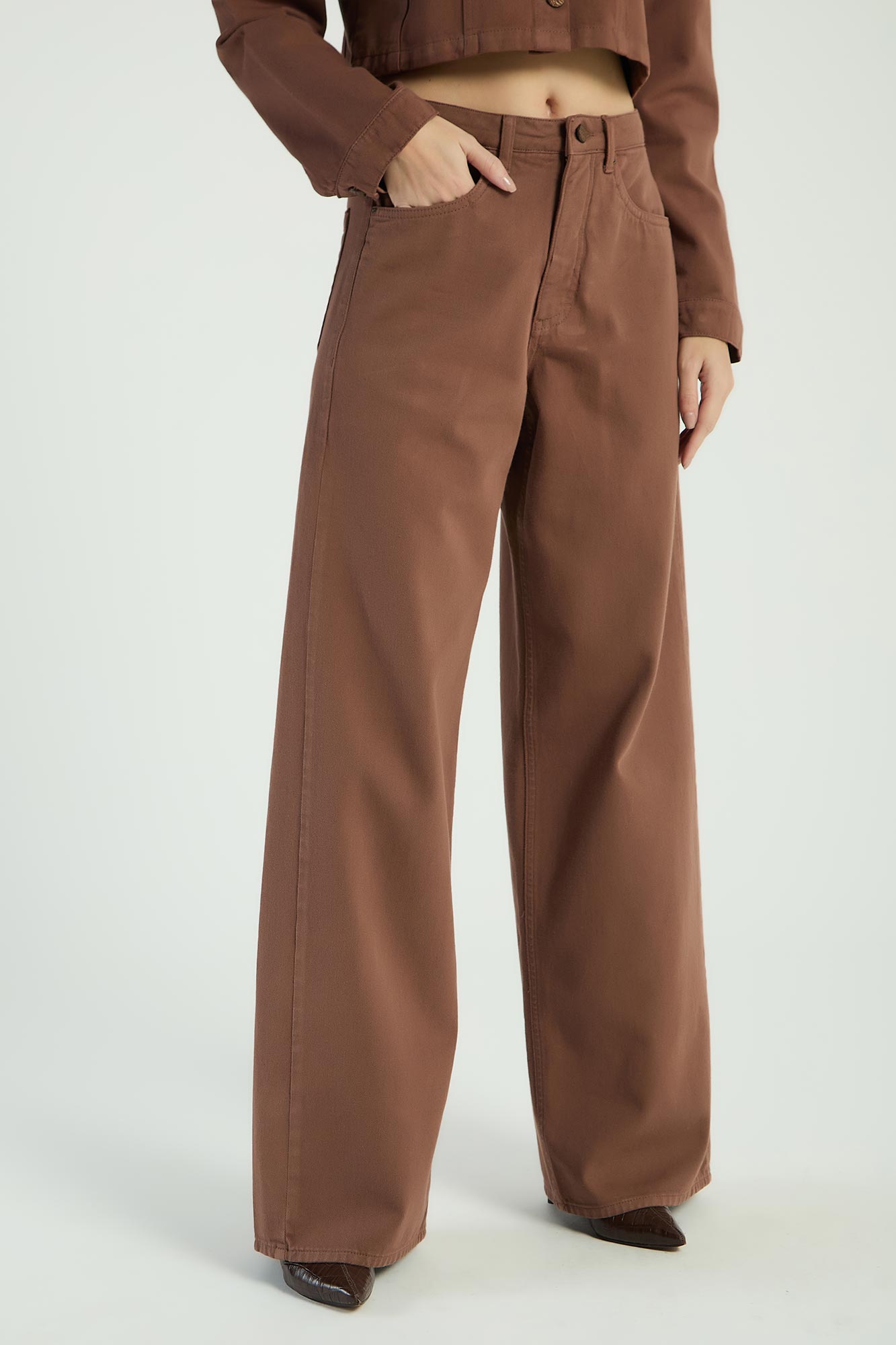 CALÇA PANTALONA EM SARJA - MARROM 44 - MARROM - 281218
