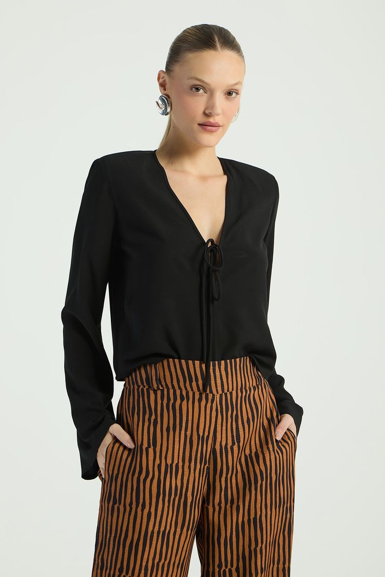 BLUSA DECOTE V COM AMARRAÇÃO - PRETO G - PRETO - 282717