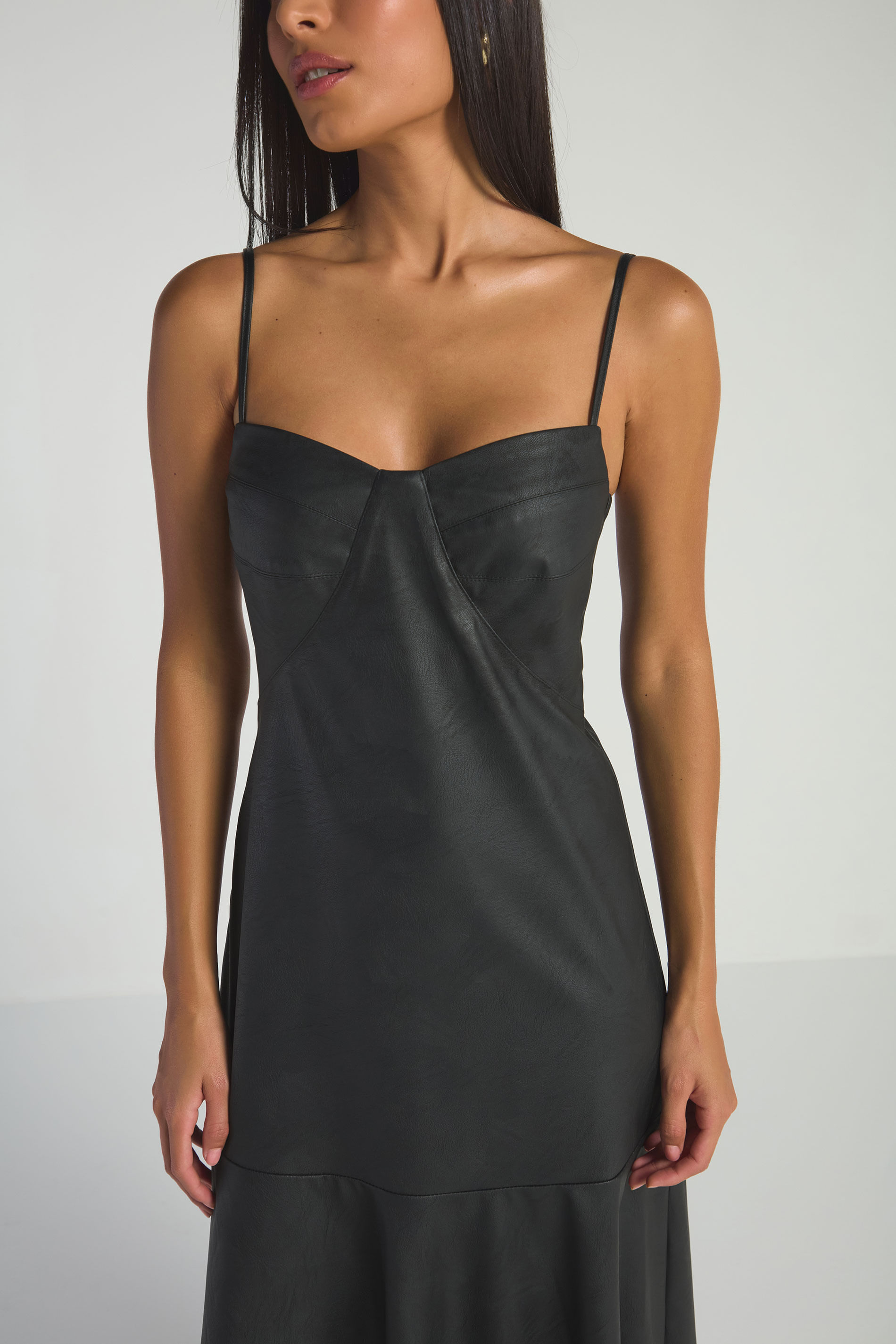 VESTIDO MIDI EM POLIURETANO COM RECORTES - PRETO P - PRETO - 285068