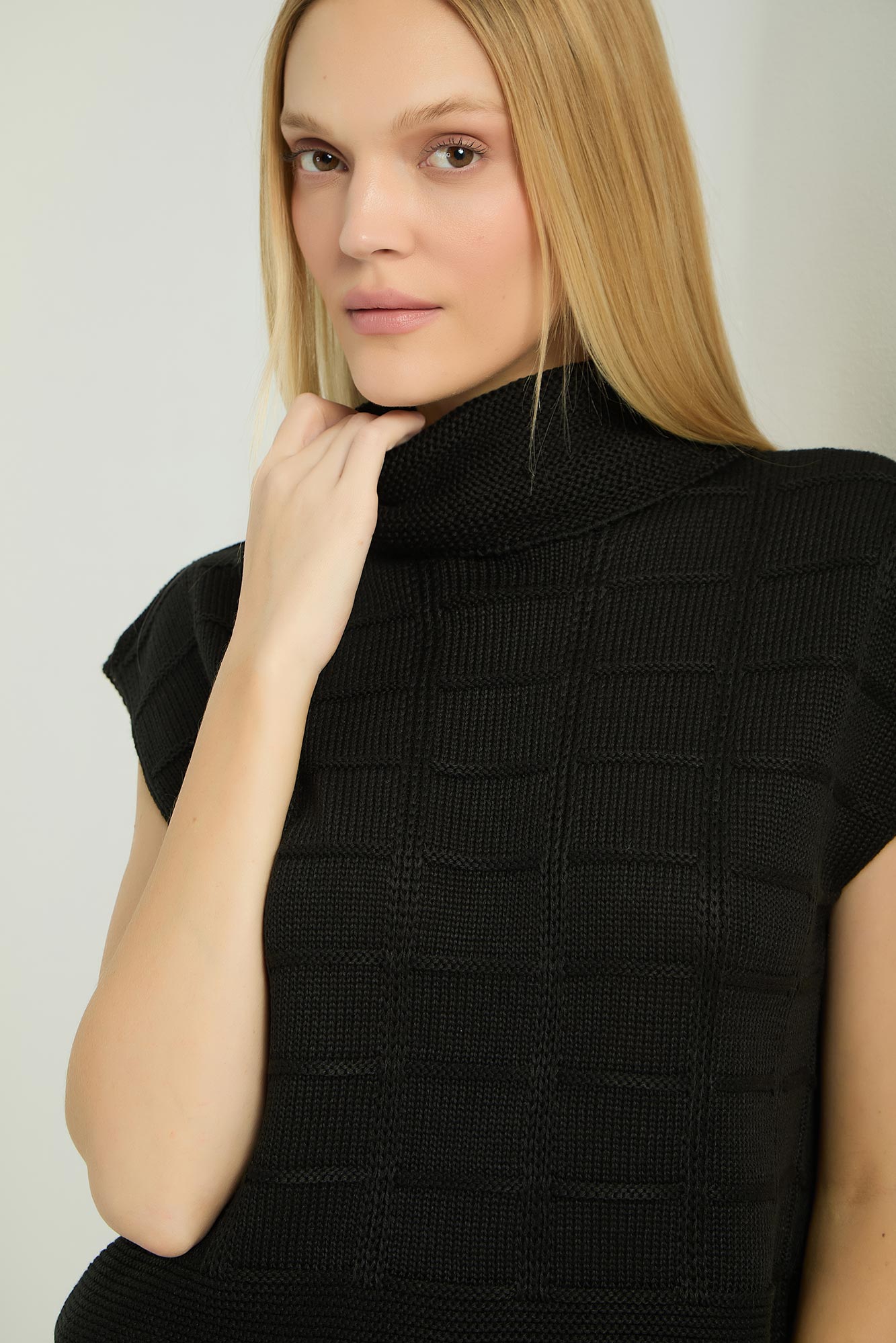 BLUSA EM TRICOT COM GOLA ALTA - PRETO G - PRETO - 285733
