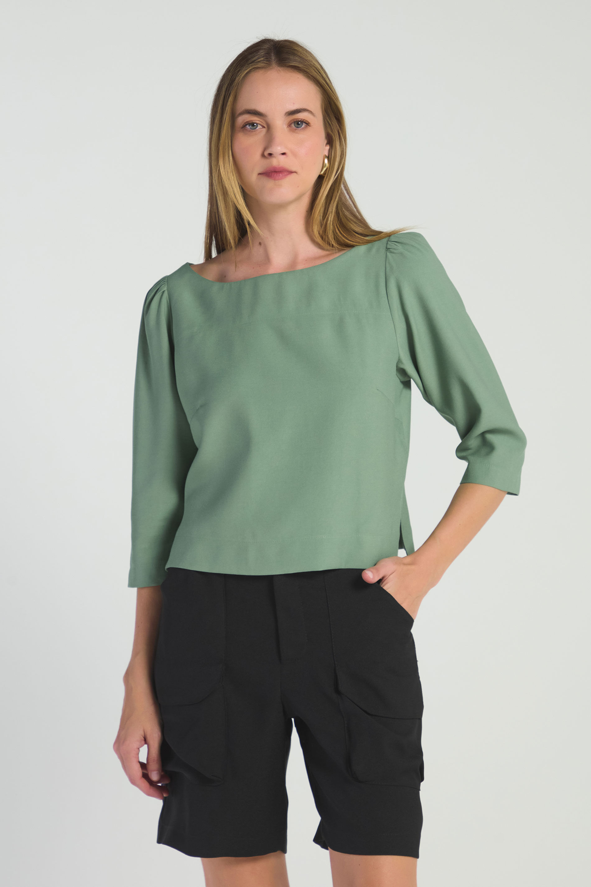 BLUSA COM DECOTE CANOA E MANGAS 3/4 - OLIVA P - OLIVA - 287050