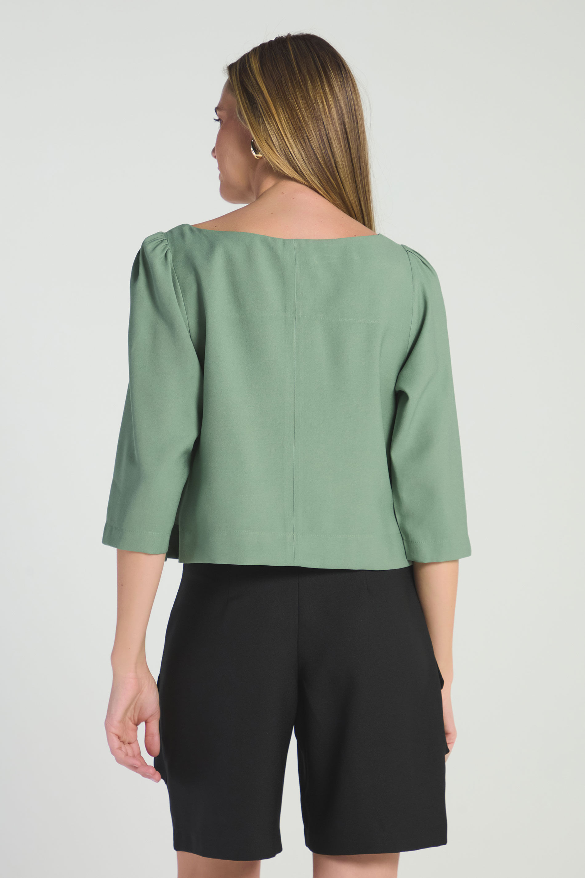 BLUSA COM DECOTE CANOA E MANGAS 3/4 - OLIVA P - OLIVA - 287051