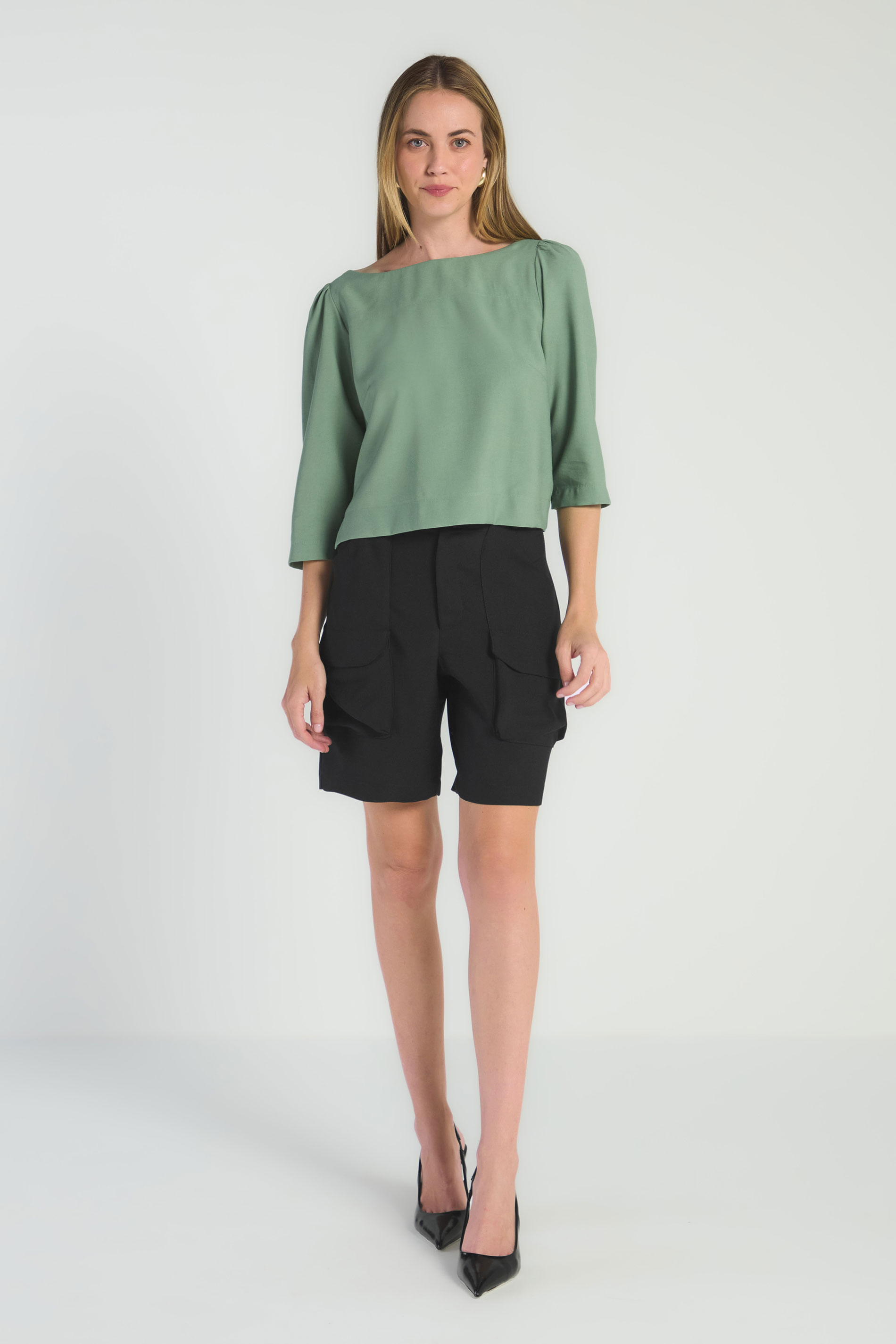 BLUSA COM DECOTE CANOA E MANGAS 3/4 - OLIVA P - OLIVA - 287052