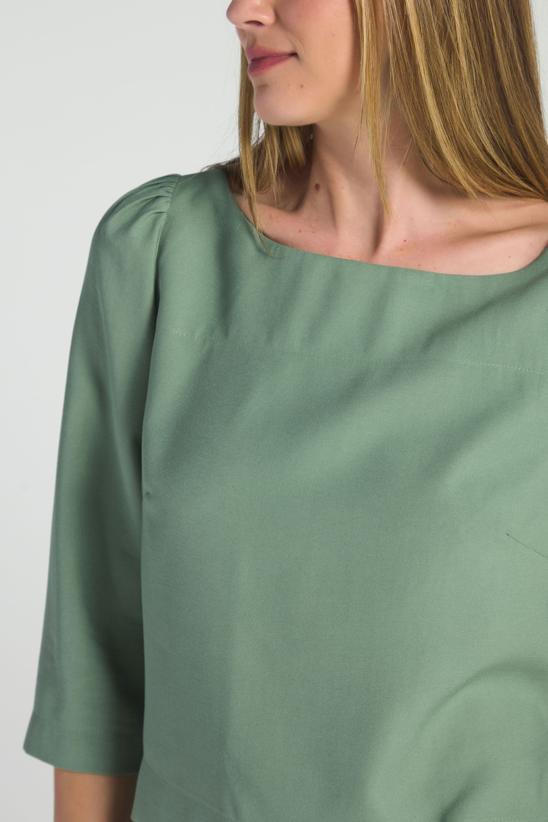 BLUSA COM DECOTE CANOA E MANGAS 3/4 - OLIVA P - OLIVA - 287053