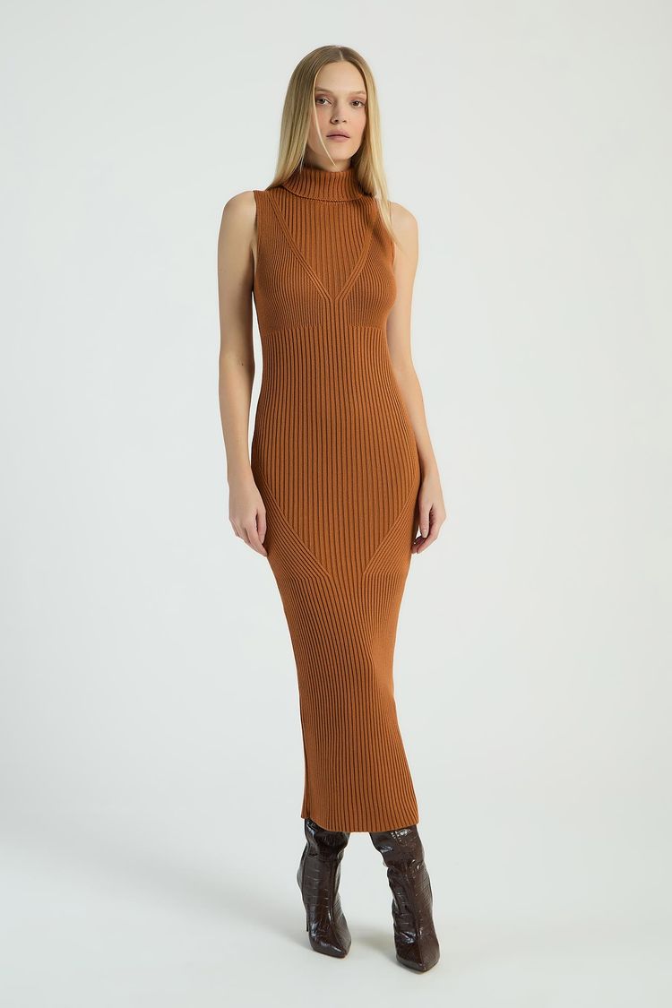 VESTIDO SEM MANGA EM TRICOT COM GOLA ALTA - CARAMELO P - CARAMELO - 288046
