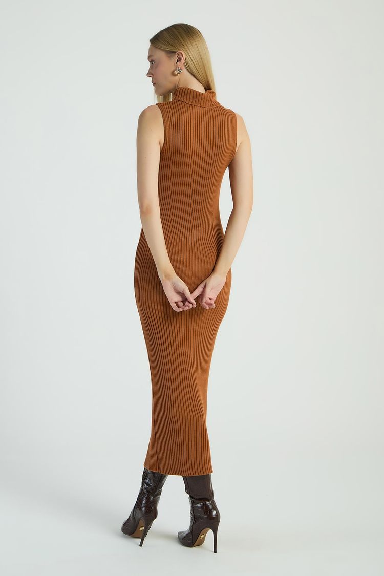 VESTIDO SEM MANGA EM TRICOT COM GOLA ALTA - CARAMELO P - CARAMELO - 288047