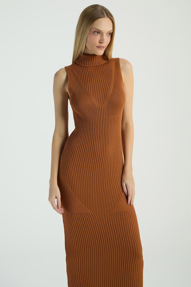 VESTIDO SEM MANGA EM TRICOT COM GOLA ALTA - CARAMELO P - CARAMELO - 288048