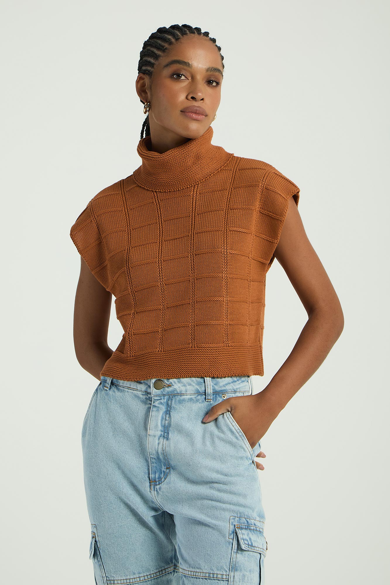 BLUSA EM TRICOT COM GOLA ALTA - CARAMELO P - CARAMELO - 290515
