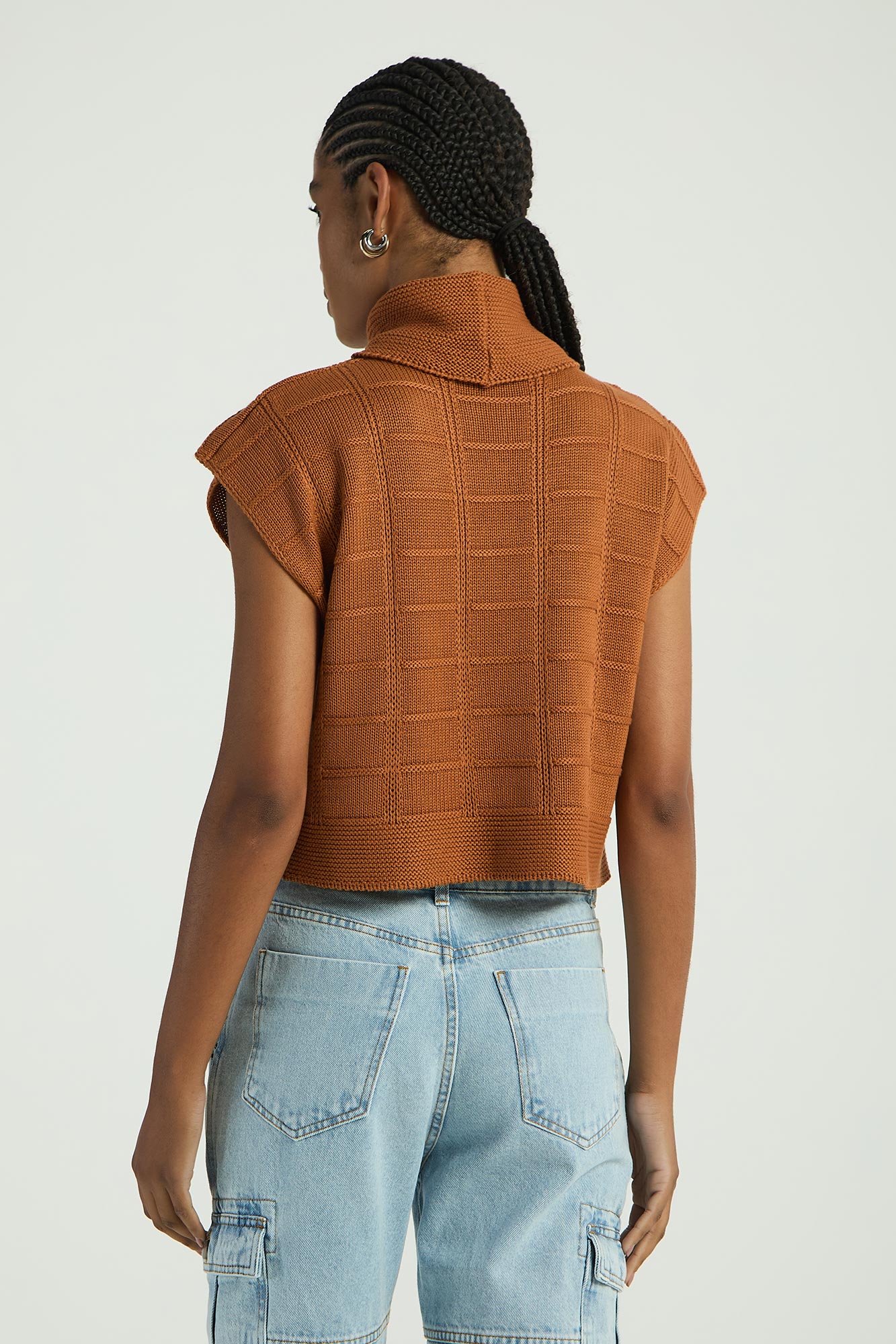 BLUSA EM TRICOT COM GOLA ALTA - CARAMELO P - CARAMELO - 290516