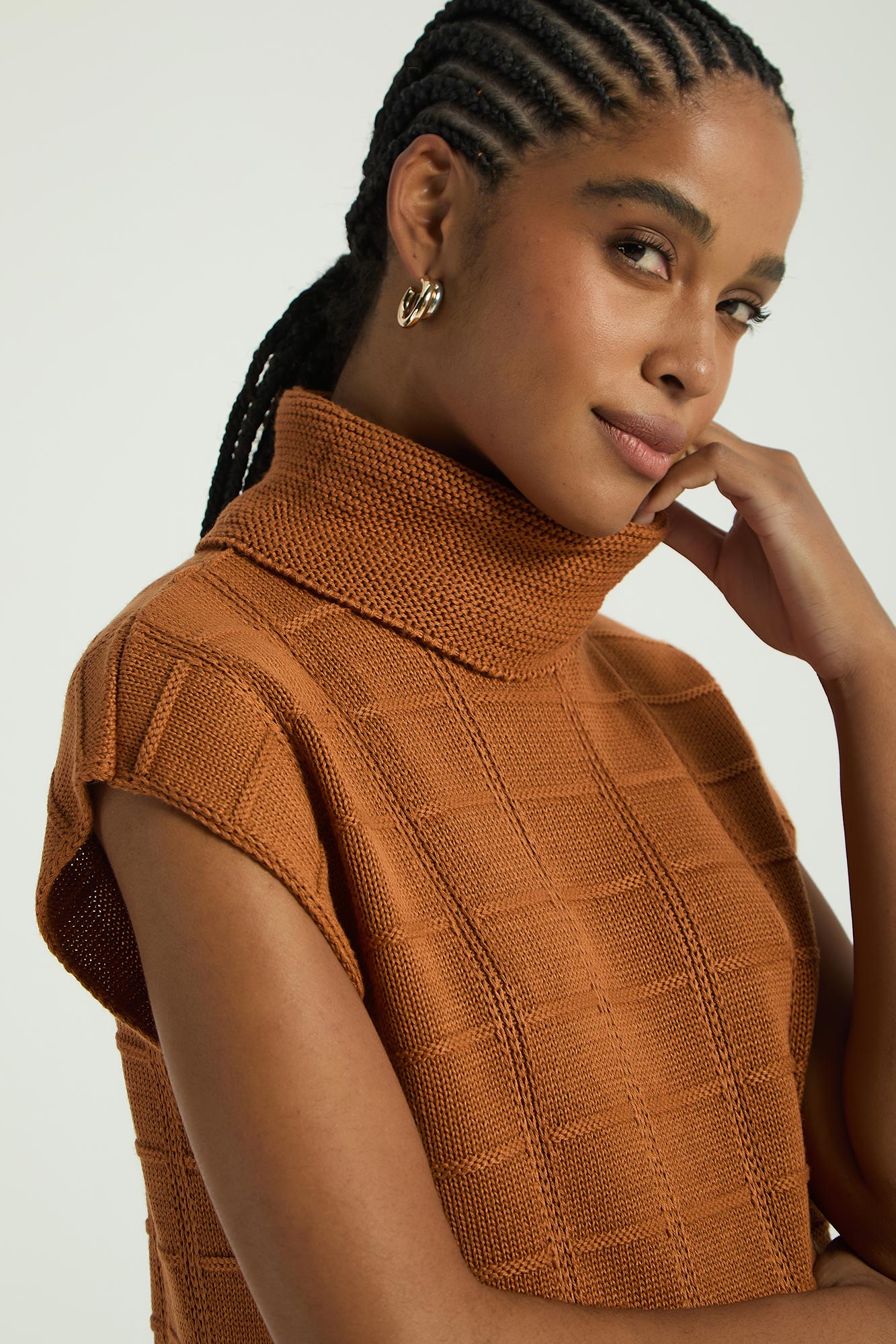 BLUSA EM TRICOT COM GOLA ALTA - CARAMELO P - CARAMELO - 290518