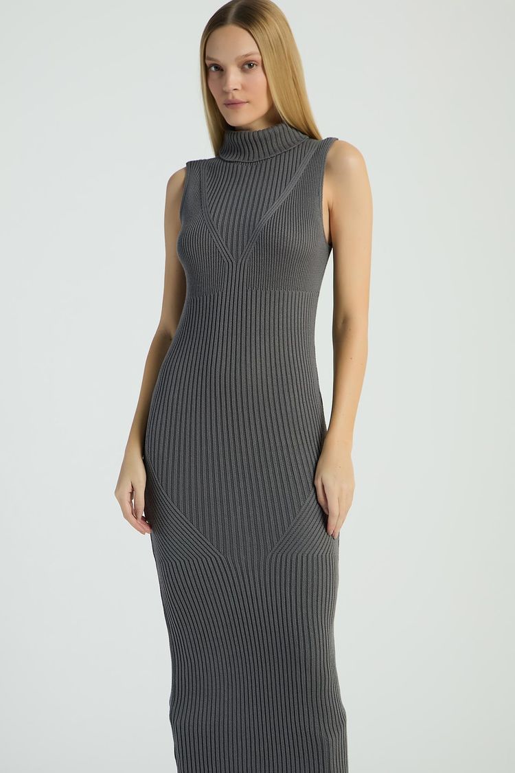 VESTIDO SEM MANGA EM TRICOT COM GOLA ALTA - CINZA P - CINZA - 290883