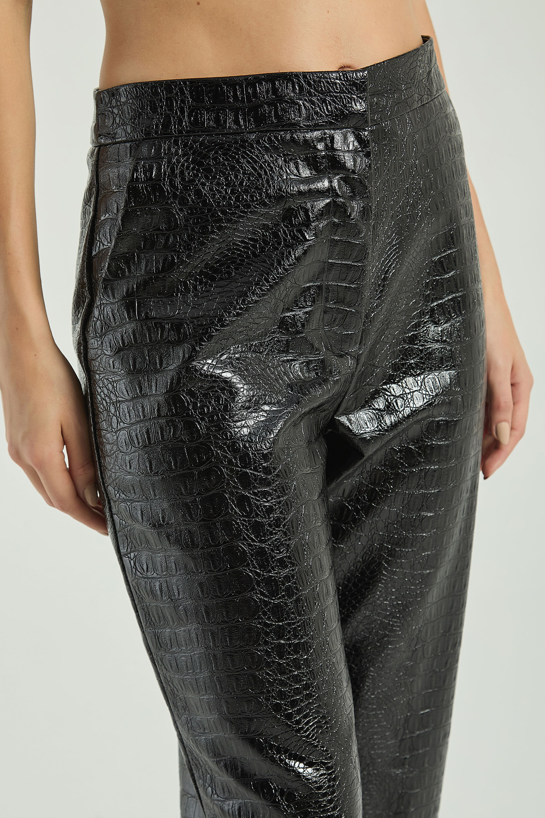 CALÇA RETA TEXTURA SNAKE-PRETO PP - PRETO - 305196