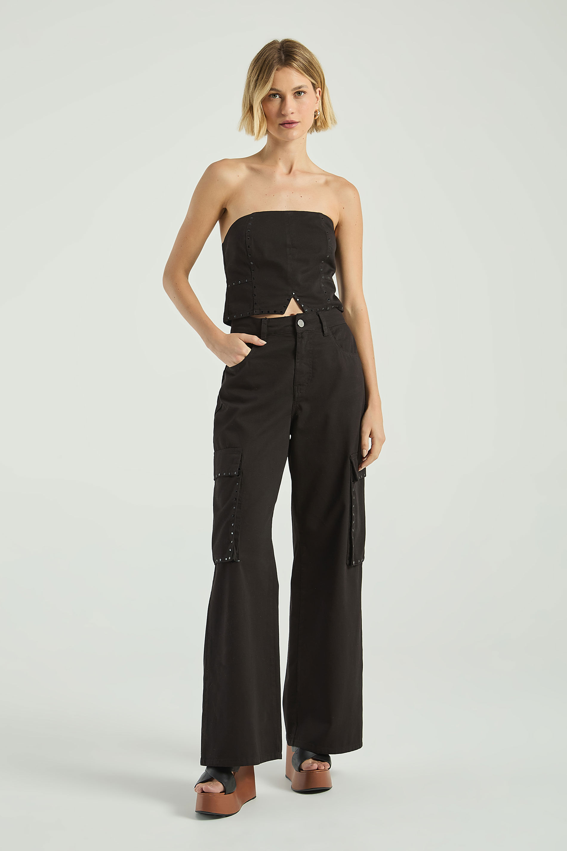 CALÇA MODELO CARGO COM TERMOCOLANTE EM SARJA-PRETO 44 - PRETO - 308820