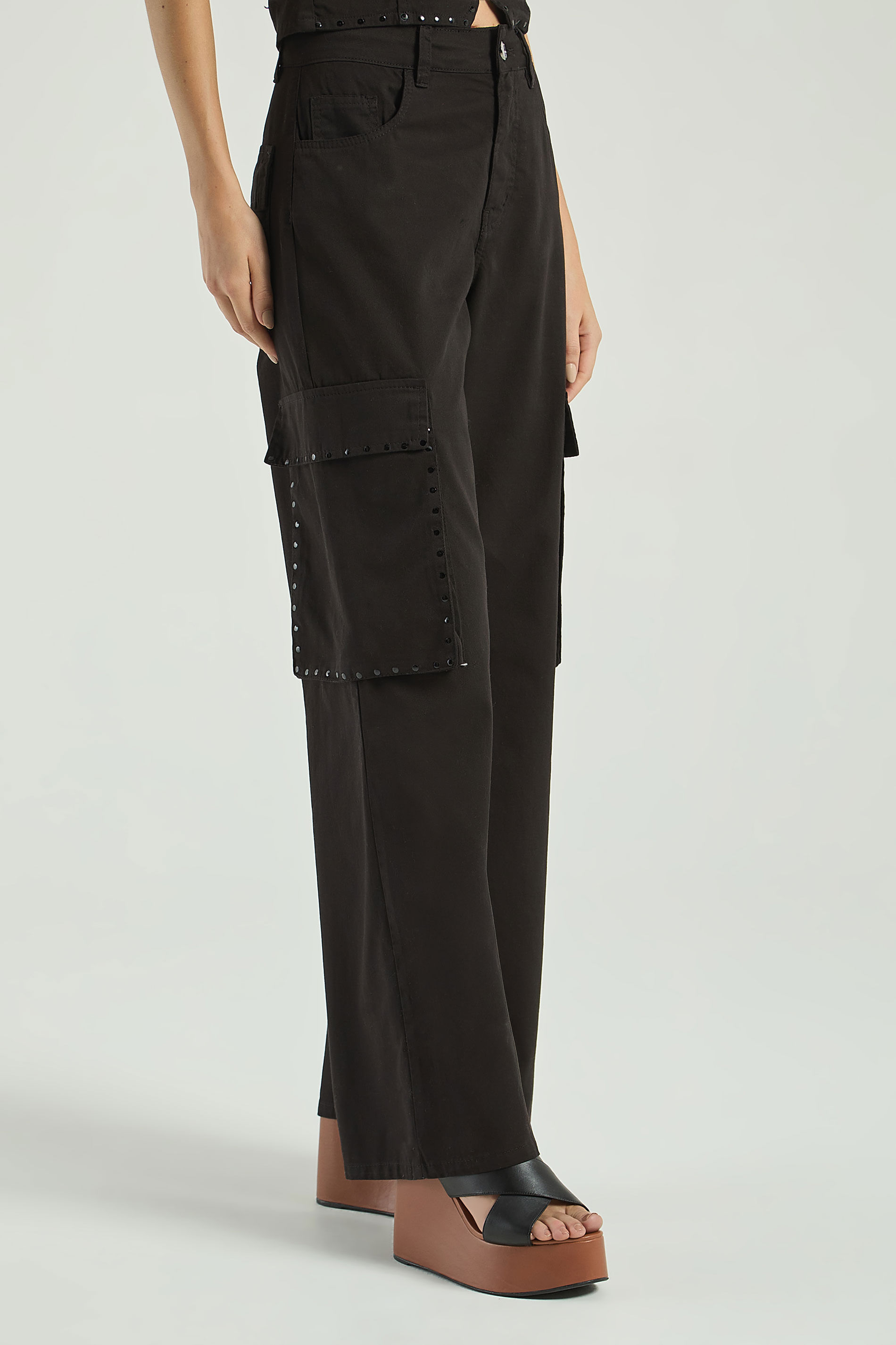 CALÇA MODELO CARGO COM TERMOCOLANTE EM SARJA-PRETO 44 - PRETO - 308832