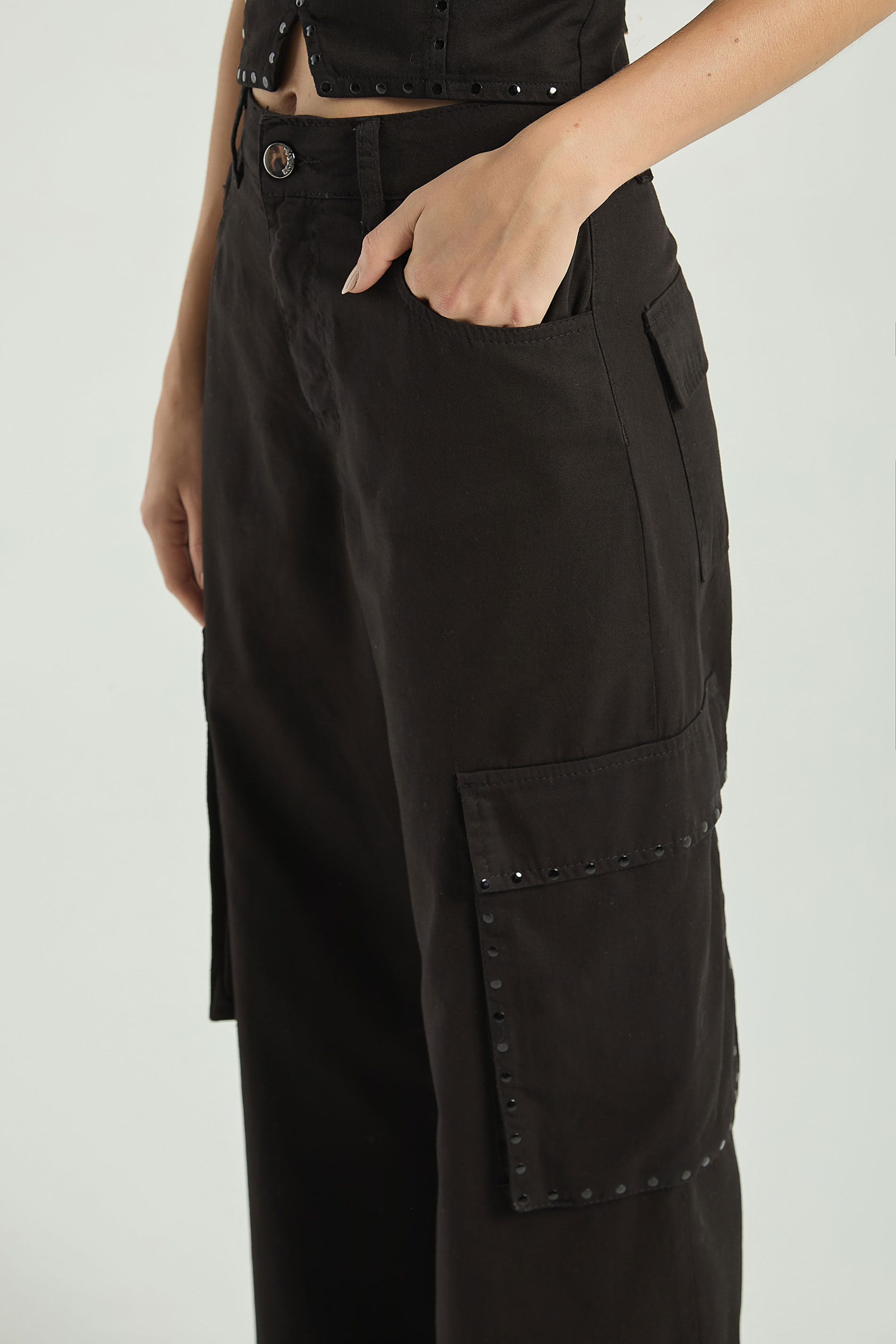 CALÇA MODELO CARGO COM TERMOCOLANTE EM SARJA-PRETO 44 - PRETO - 308838