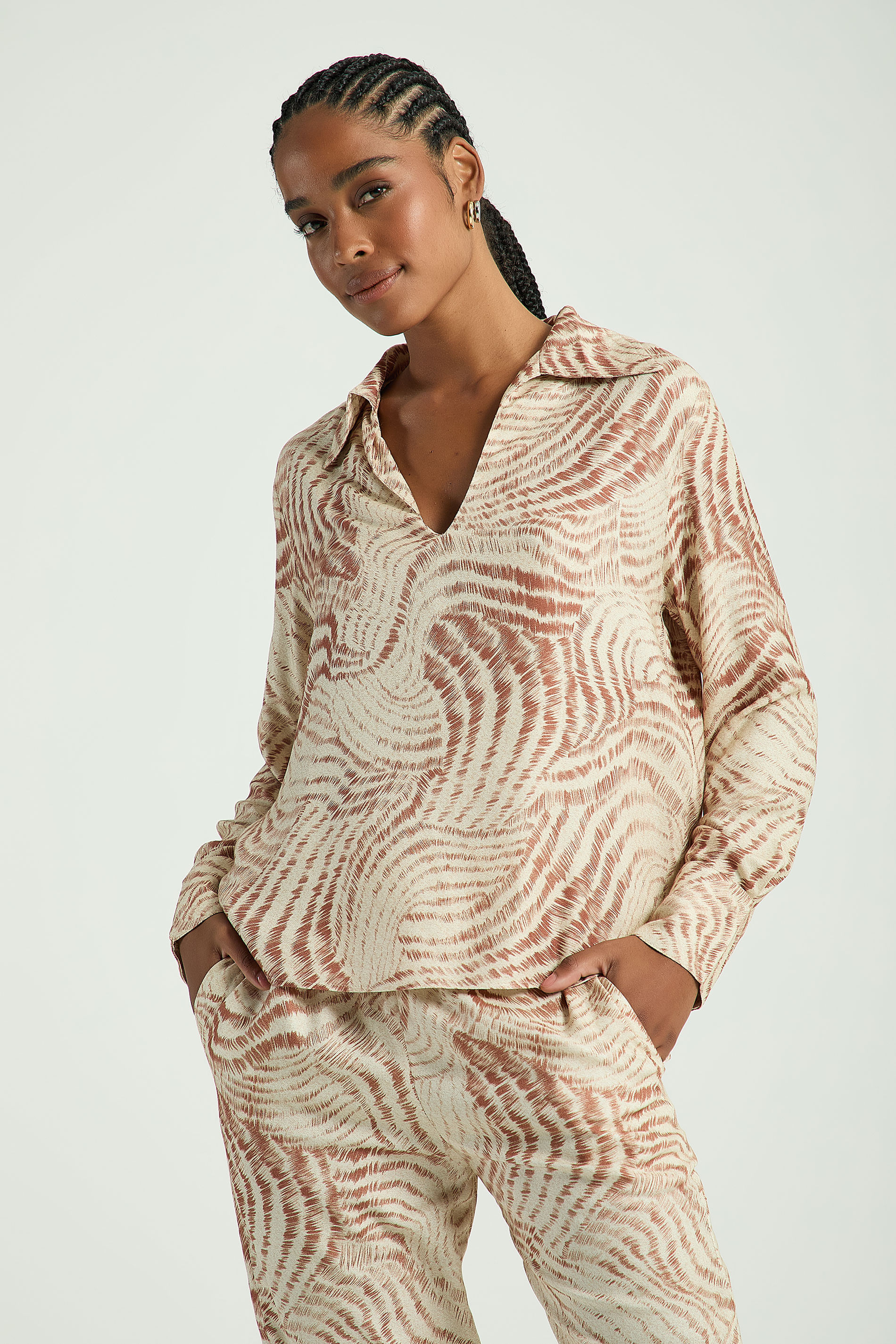 BLUSA ESTAMPADA COM DECOTE V-EST BICHO RISCADO PP - EST BICHO RISCADO - 310516
