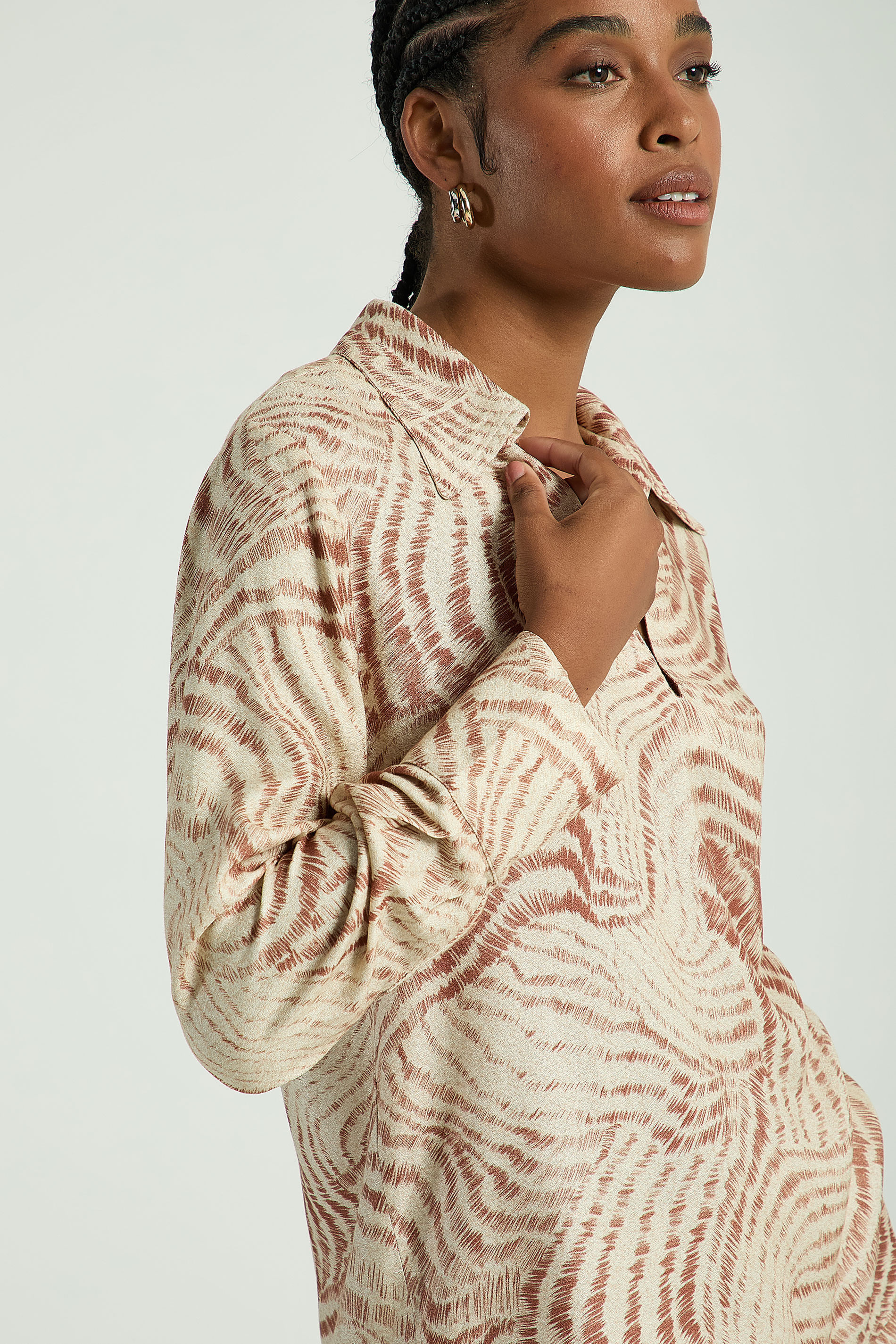 BLUSA ESTAMPADA COM DECOTE V-EST BICHO RISCADO PP - EST BICHO RISCADO - 310519
