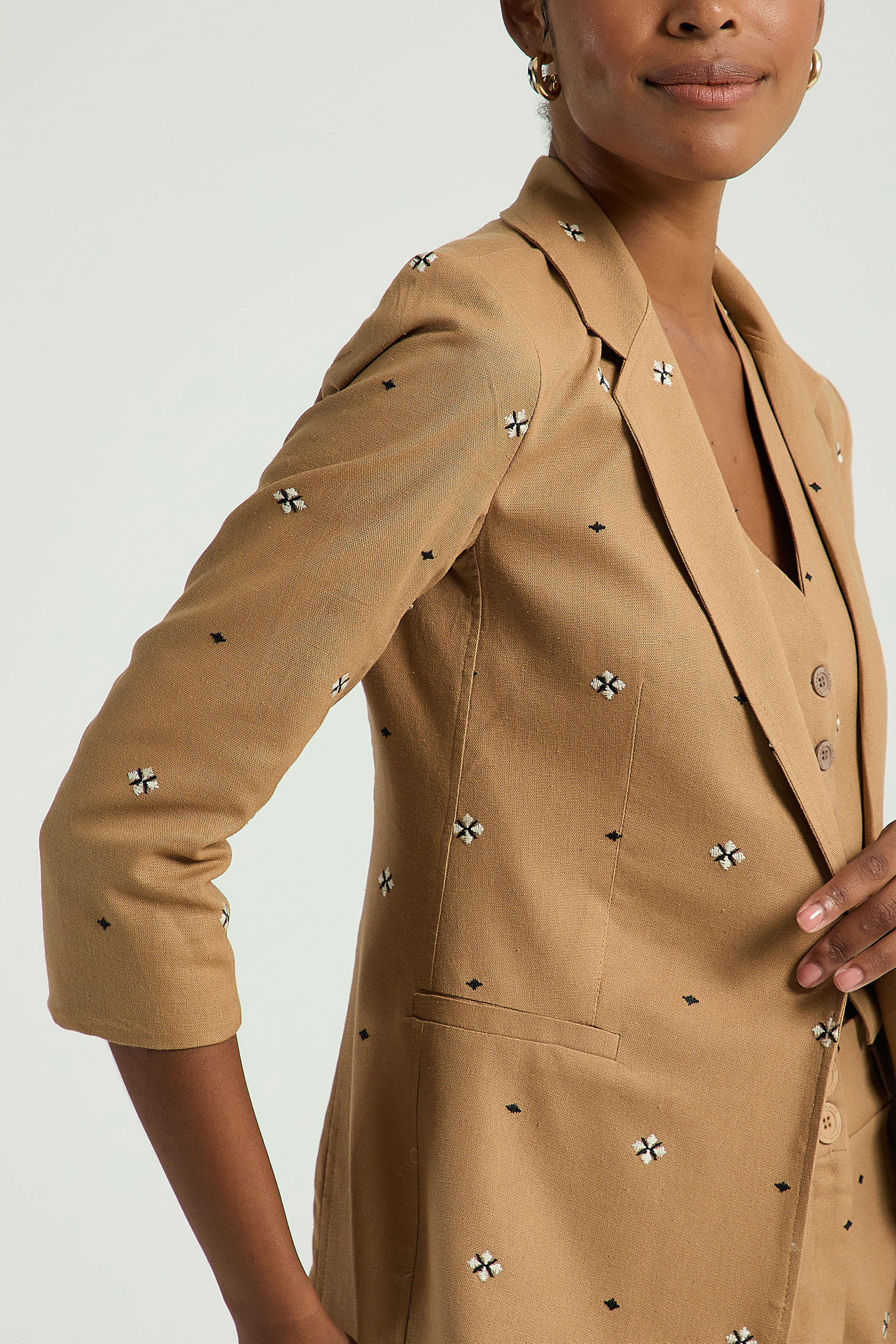 BLAZER LINHO ALONGADO BORDADO-BEGE ESCURO P - BEGE ESCURO - 311751
