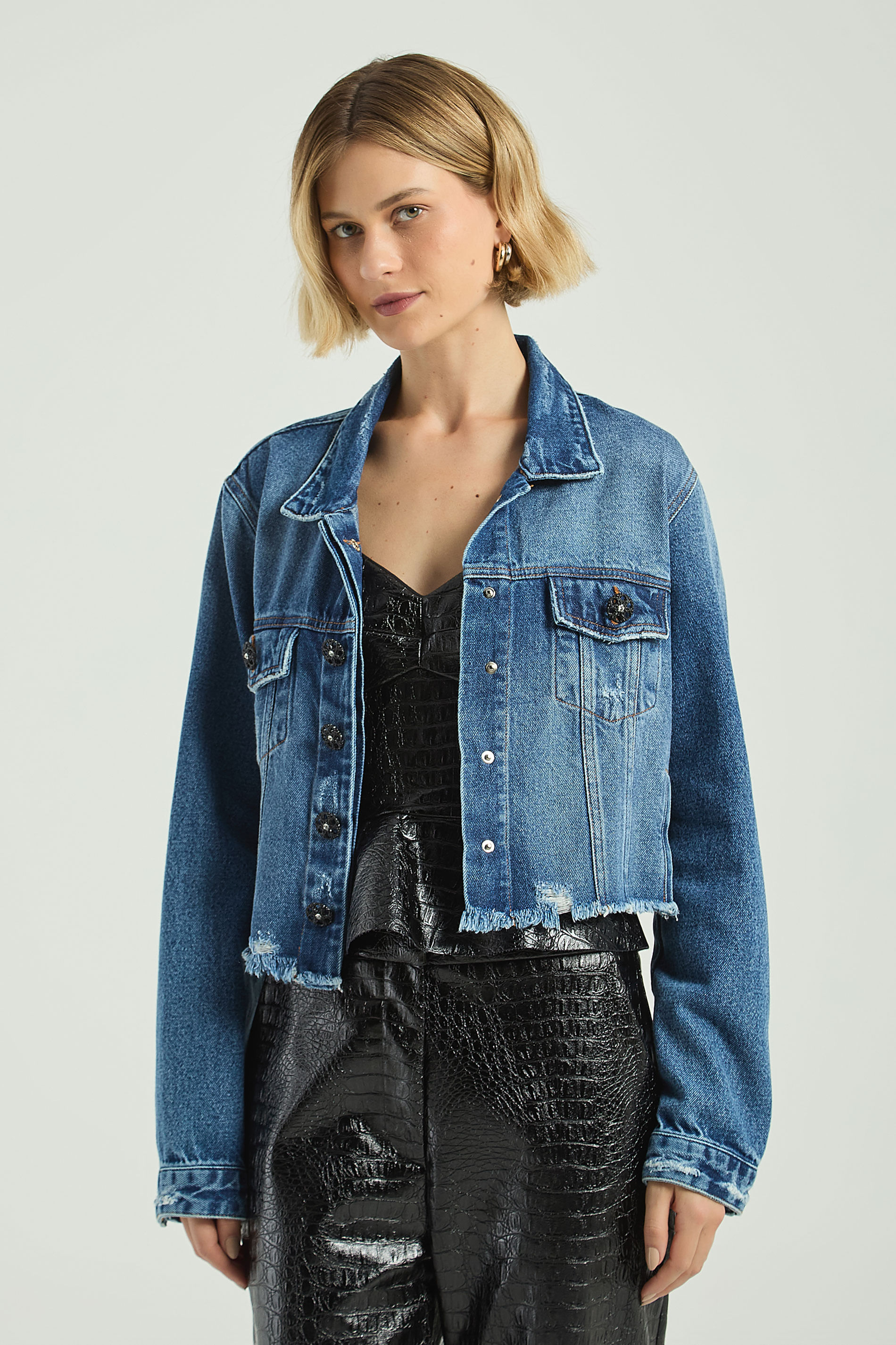 JAQUETA JEANS COM BARRA DESFIADA-JEANS M - JEANS - 312177