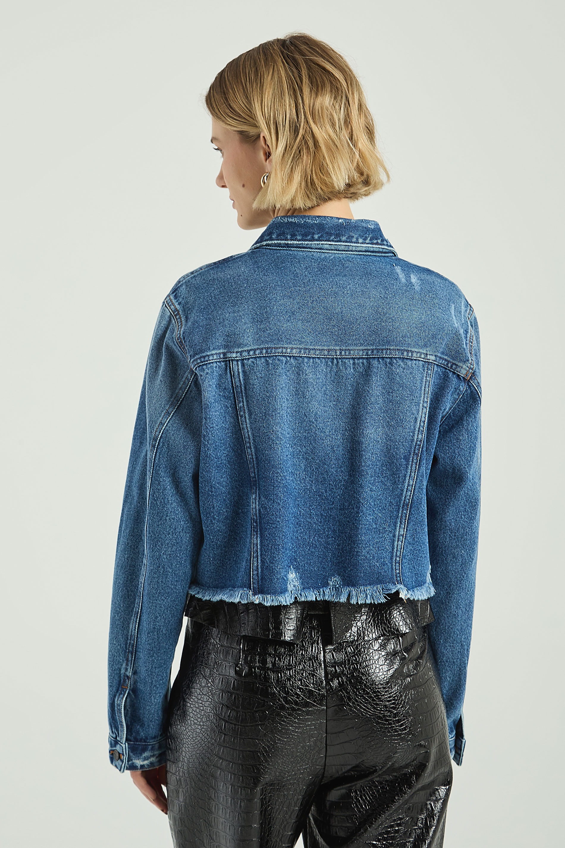 JAQUETA JEANS COM BARRA DESFIADA-JEANS M - JEANS - 312180