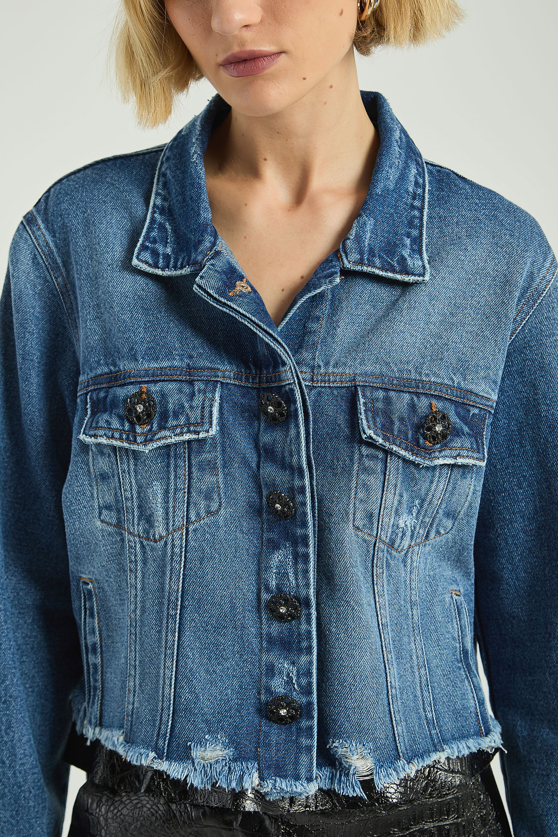 JAQUETA JEANS COM BARRA DESFIADA-JEANS M - JEANS - 312181