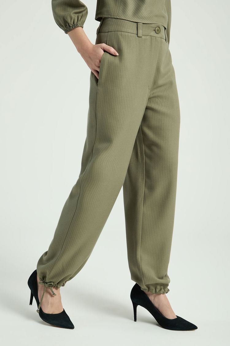 CALÇA RISCAS FINAS-CINZA ESVERDEADO P - CINZA ESVERDEADO - 315011