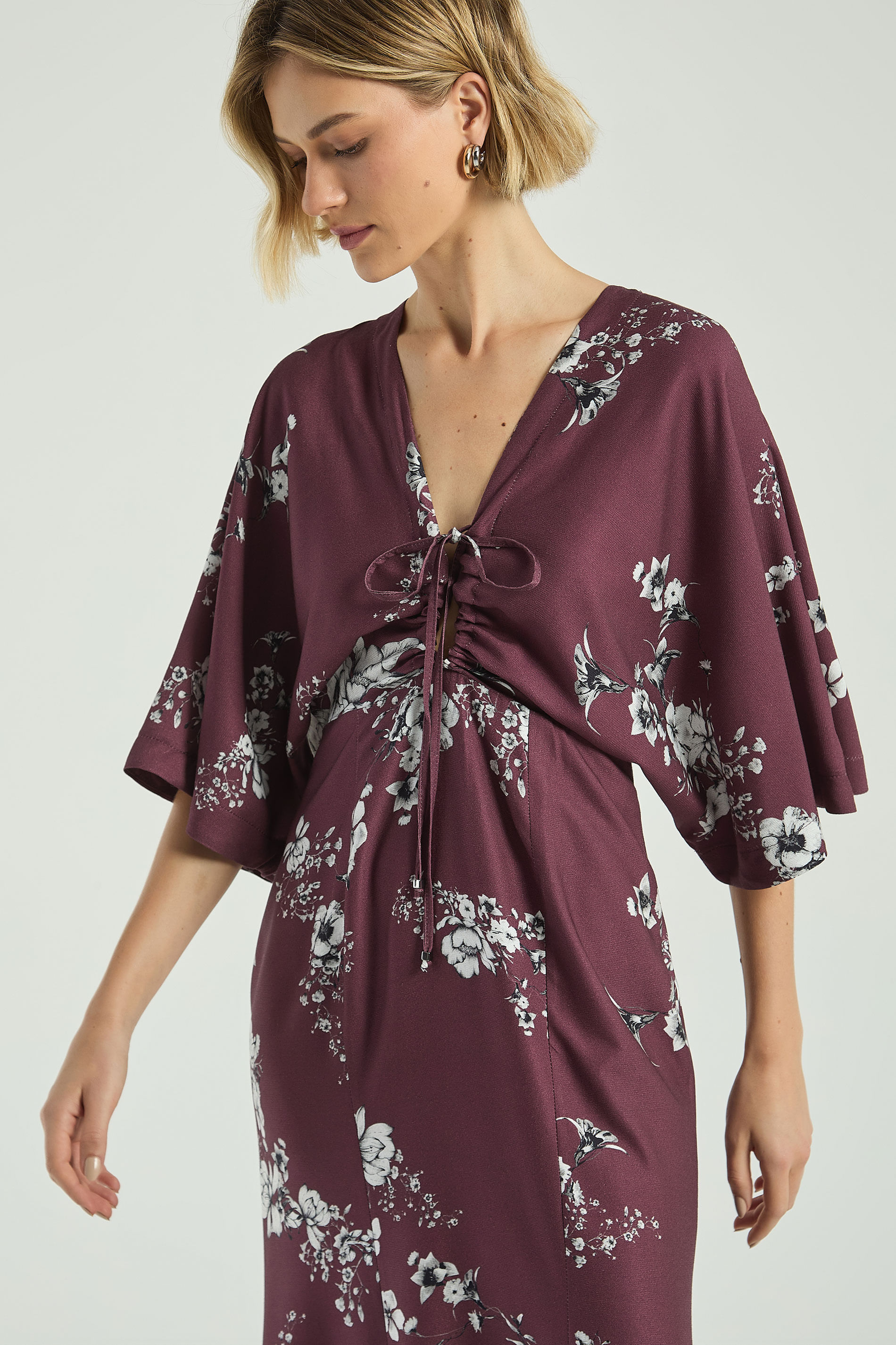 VESTIDO LONGO ESTAMPADO COM DECOTE V-EST FLORAL P & B VINHO GG - EST FLORAL P & B VINHO - 316296
