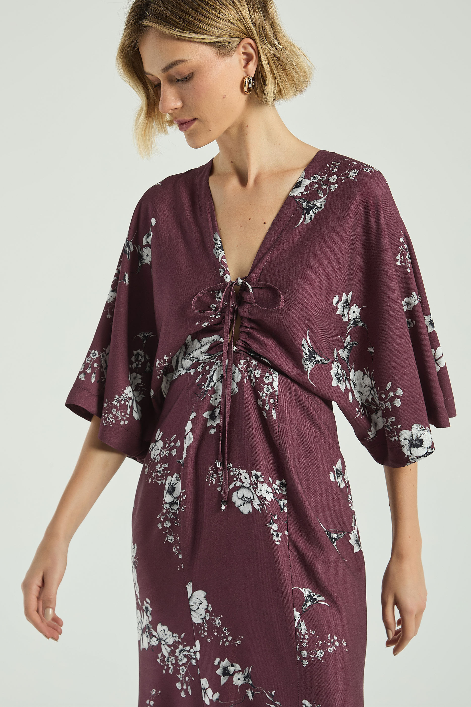 VESTIDO LONGO ESTAMPADO COM DECOTE V-EST FLORAL P & B VINHO PP - EST FLORAL P & B VINHO - 316577